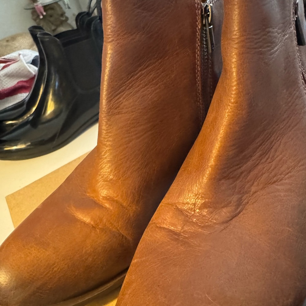 Lucky Brand
Toffee Brown Leather Bootie Boots